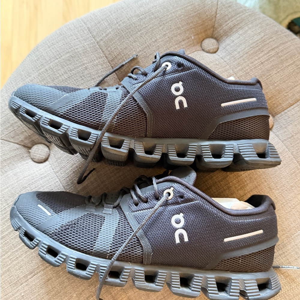 On  cloud Women's Black Athletic Shoes excellent condition